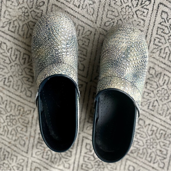 Sanita Textured Embossed Lizard Clogs size 40, Light Blue & Cream - Picture 2 of 12